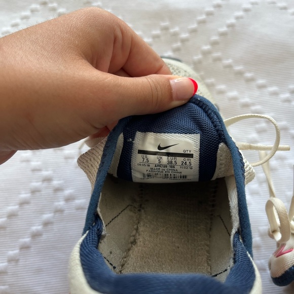 Nike Air270 Sneakers - Picture 5 of 6